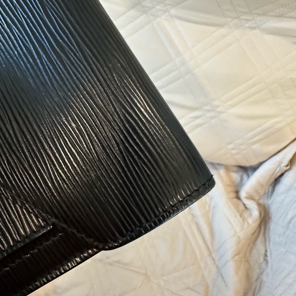 Louis Vuitton Black Epi Women's Bag with Gold Accents Unbranded Chain - Picture 6 of 11